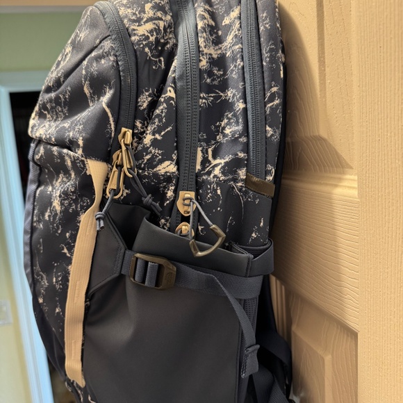 Used Once The North Face Recon - Picture 2 of 3